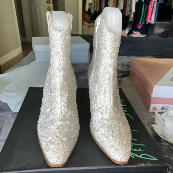 Betsy Johnson 7.5 Pearl Boots - Picture 4 of 6